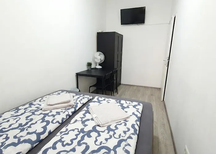 Apartment 15 Min To Center - Affordable & Simple 5br With Wifi *