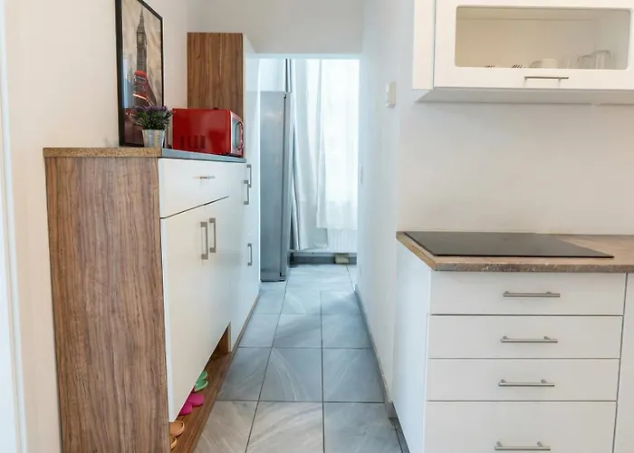 15 Min To Center - Affordable & Simple 5br With Wifi *