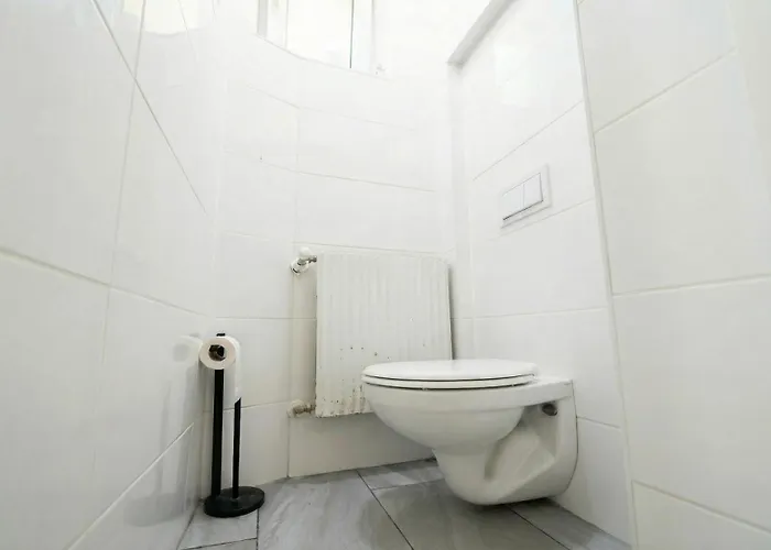 15 Min To Center - Affordable & Simple 5br With Wifi *