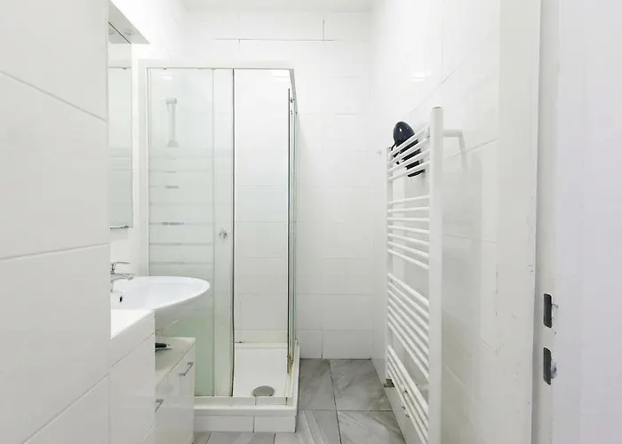 15 Min To Center - Affordable & Simple 5br With Wifi *